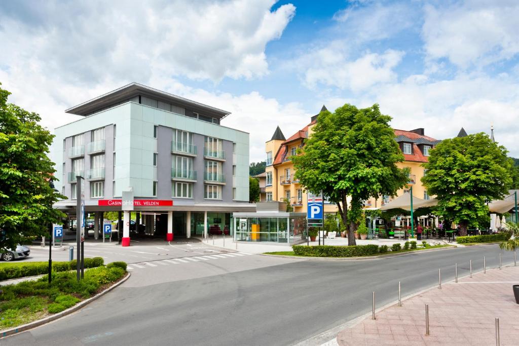 eine leere Straße vor einem Gebäude in der Unterkunft Casinohotel Velden in Velden am Wörthersee